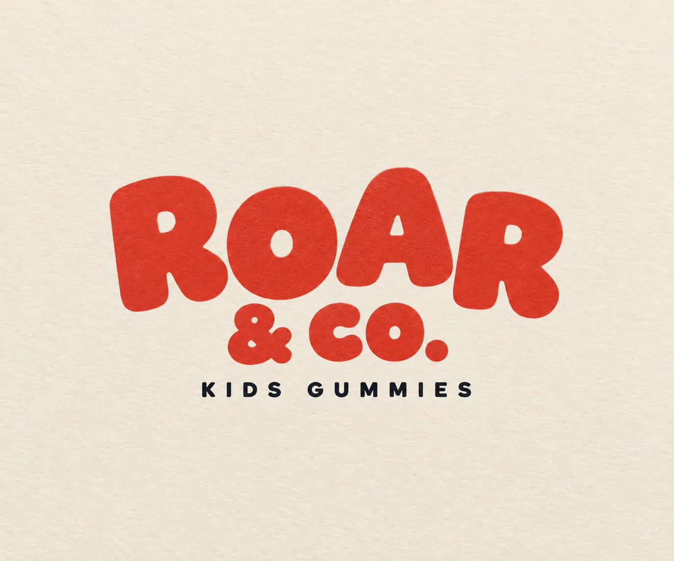 크림 카드에 인쇄된 ROAR & CO. 워드마크 — 둥글고 두꺼운 소프트 산스, ROAR 크게 위에, & CO. 작게 아래