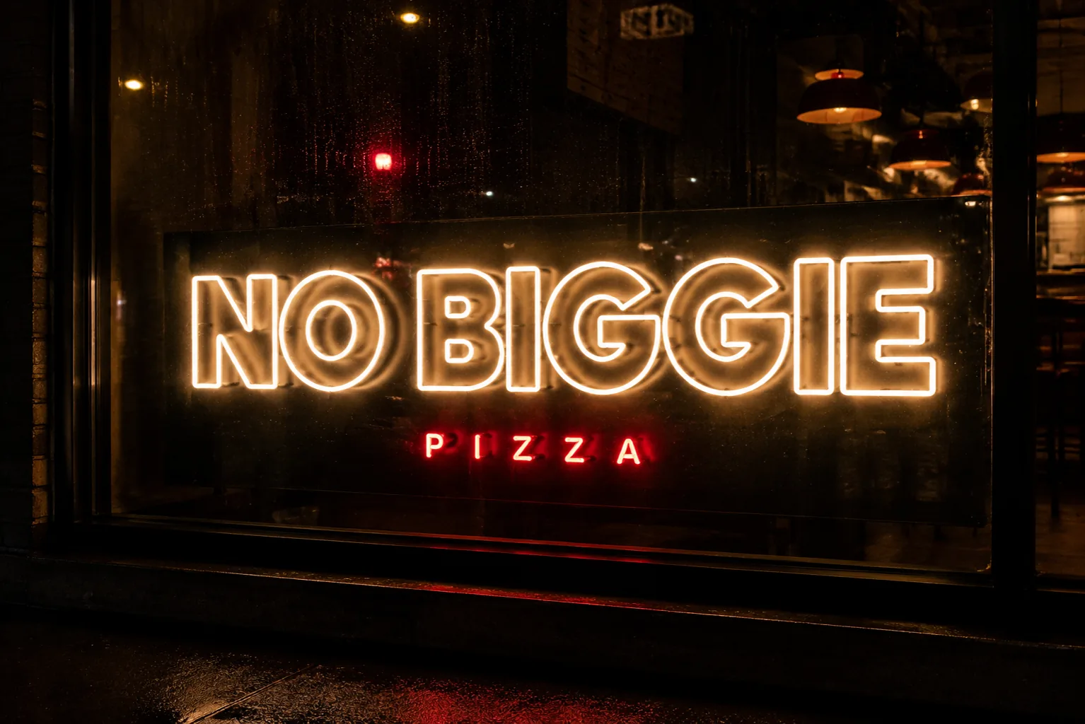 비 오는 밤 어두운 쇼윈도 안의 크림 네온 NO BIGGIE와 그 아래 작은 레드 네온 PIZZA, 젖은 유리에 번지는 반사