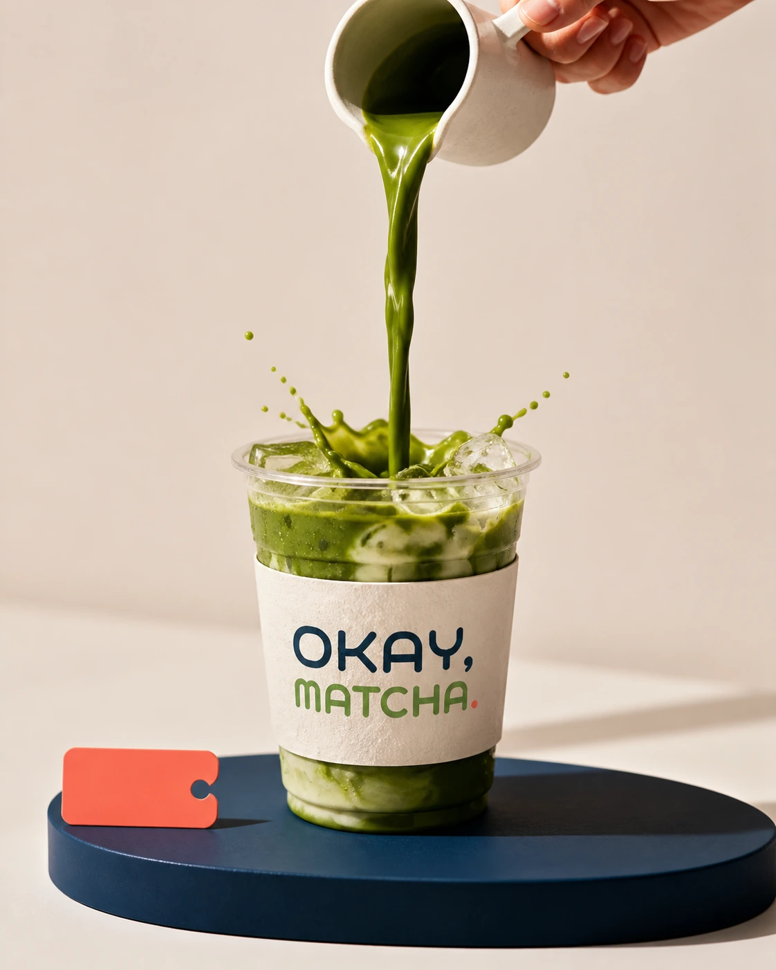 얼음이 든 OKAY MATCHA 컵에 말차를 붓는 역동적인 스튜디오 음료 연출